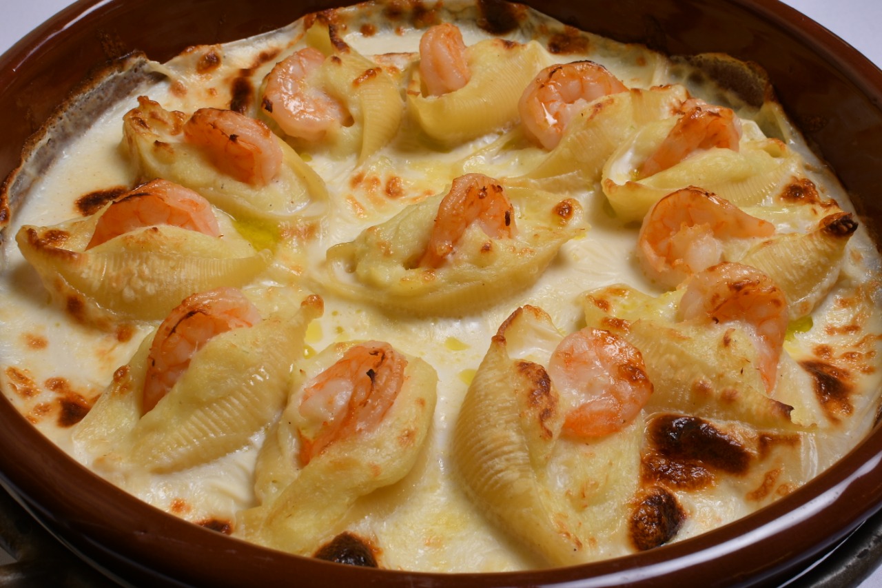 Massa conchiglioni italiana, creme de bacalhau, camarão e molho branco.